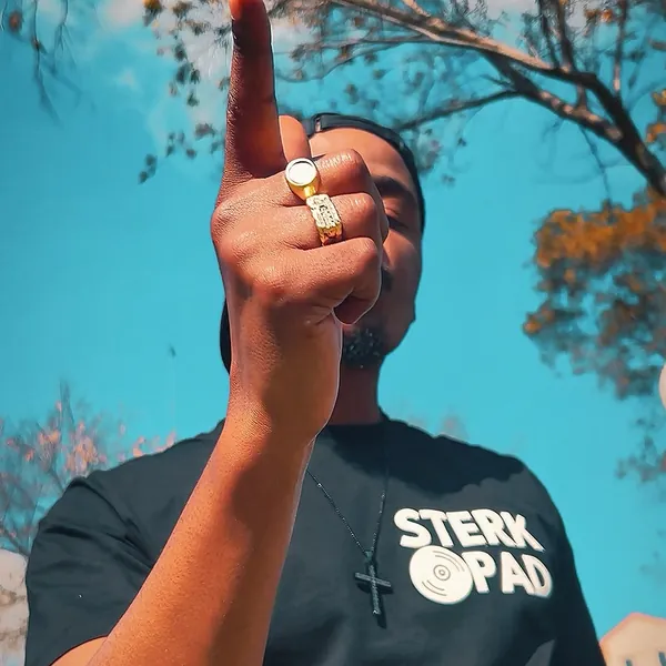 Eazy OGee outdoors in a black SterkOpad tee