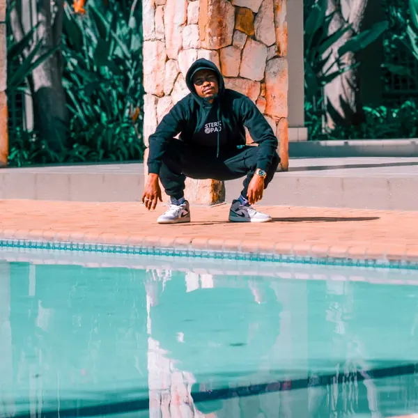 SterkOpad artist crouching beside a pool