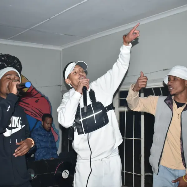 SterkOpad artists performing at an indoor session