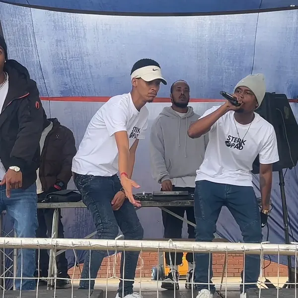 Wide shot of the SterkOpad crew on stage