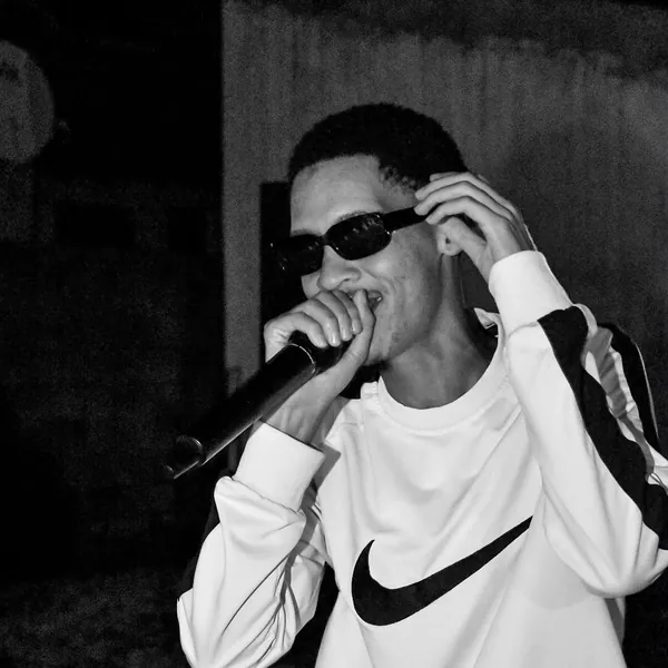 Larnie OGee performing live with the mic
