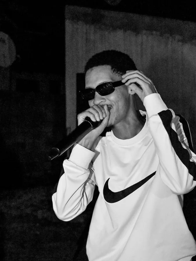 Larnie OGee performing live