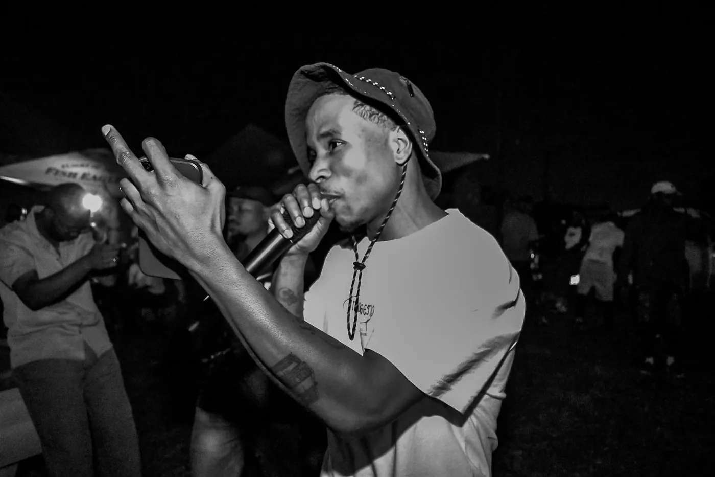 Wazza OGee performing to a crowd